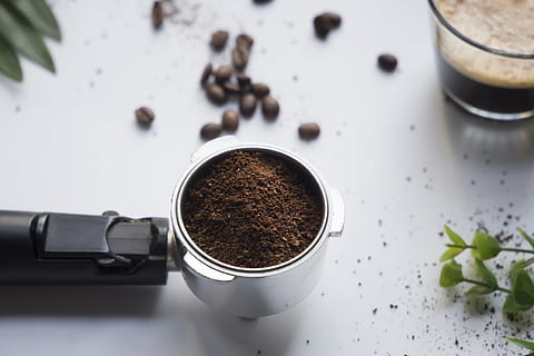 grained, café, cinzento, inoxidável, recipiente de aço, filtro, feijão, folha, sai, moderno, tech, tecnologia, colocação plana, cozinha, bebida, estilo de vida, expresso, copo, café - bebida, cafeína, frescura, Castanho, calor - temperatura, Comida, fechar-se, manhã, perfumado, capuccino, mesa, cor preta, café da manhã, origens, xícara de café, gourmet, ninguém, branco, mocha, madeira - material, café com leite, 4K, CC0, domínio público, royalty free