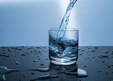 fluid, abocament, got de pinta, netejar, clar, fred, beure, copa, vidre, hidratació, aigua, humit, menjar i beguda, refresc, equipament per a la llar, frescor, bebent aigua, a l'interior, cap gent, taula, naturalesa, primer pla, moviment, esquitxades, tir de l'estudi, transparent, puresa, carbonatats, 4K, CC0, domini públic, lliure de regalies