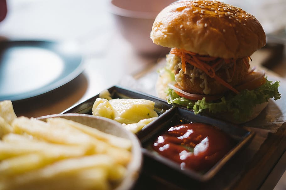 servir, hamburguesa, patates fregides, fons borrós, pa, bun, mantega, primer pla, deliciós, menjar ràpid, menjar, ketchup, enciam, carn, saborós, tomàquet, vegetals, menjar i beguda, menjar poc saludable, llest per menjar, entrepà, frescor, patata preparada, patata, cap gent, placa, taula, a l'interior, condiment, fregit, berenar, safata, menjar ràpid papes fregides, sopar, 5K