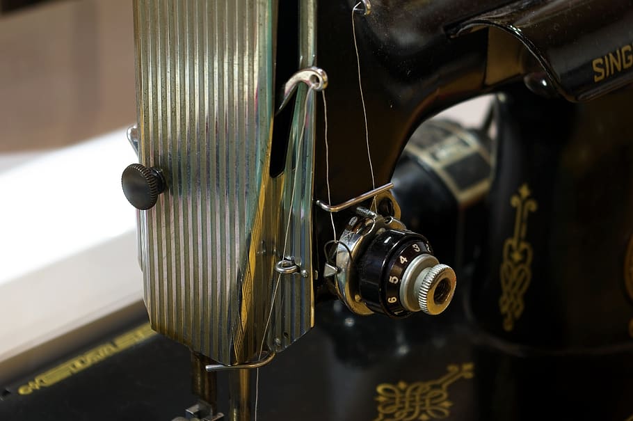 pes ploma roscat, cosir, màquina, cantant, antiguitat, vell, vintage, steampunk, retro, agulla, artesania, eina, tradició, sastre, sastreria, fil, antic, equipament, pes ploma, centrar-se en primer pla, primer pla, manera de transport, vehicle terrestre, cap gent, metall, a l'interior, transport, estil retro, música, cotxe, dia, part del vehicle, instrument musical, automòbil, cotxe d'època, equipament musical, 2K
