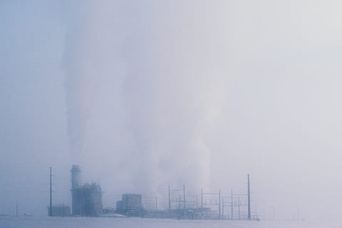 fàbrica, hora del dia, naturalesa, edifici, Pol · lució, Estats Units, umatilla, oregon, boira, fum, refineria, a l'aire lliure, neu, smog, urbà, edifici d'oficines, metròpolis, ciutat, central elèctrica, torre, arquitectura, exterior de l'edifici, qüestions ambientals, estructura construïda, fum - estructura física, contaminació de l'aire, medi ambient, cel, cap gent, indústria, pila de fums, emetent, bellesa a la natura, dia, clima extrem, exterior d’edifici d’oficines, 2K, CC0, domini públic, lliure de regalies