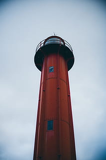torre del far vermell, edifici, arquitectura, far, torre, barana, torre de control, bol, finestra, cilindre, vidre, pont, passeig marítim, planta, flor, gerani, univers, lluna, vista d’angle baix, cel, orientació, estructura construïda, exterior de l'edifici, seguretat, protecció, cap gent, dia, direcció, naturalesa, alta - alta, vermell, a l'aire lliure, viatjar, 5K, CC0, domini públic, lliure de regalies
