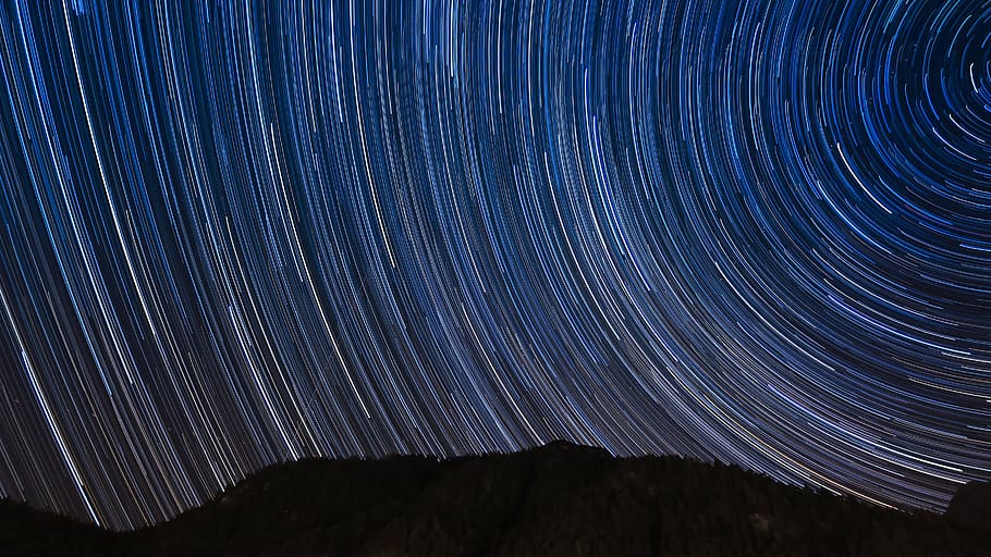 atmosfera, cel, llum, fosc, nit, muntanya, arbres, planta, paisatge, espai, astronomia, estel, estrella - espai, exposició llarga, escenics - natura, moviment, cap gent, bellesa a la natura, naturalesa, estrella, galàxia, escena tranquil·la, tranquil·litat, infinit, moviment borrós, camp estel·lar, ciència, concèntric, espai i astronomia, 5K