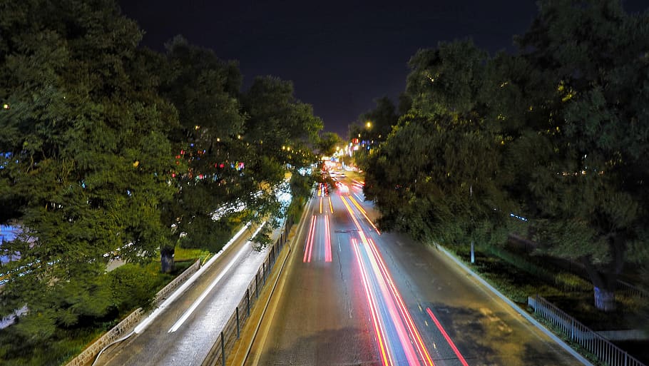 Licht, Nacht-, Olymp, Transport, Lichtspur, beleuchtet, Langzeitbelichtung, Straße, Bewegung, Baum, Pflanze, Geschwindigkeit, Richtung, keine Leute, Stadt, der Weg nach vorn, Natur, High Angle View, der Verkehr, Transportmittel, Zeichen, draußen, Mehrspurige Autobahn, 5K