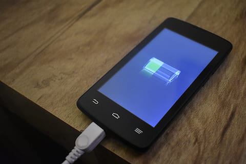 batería, cargando, teléfono inteligente, androide, tecnología, tecnología inalámbrica, dispositivo de información portátil, conexión, comunicación, teléfono móvil, pantalla, tableta digital, pantalla del dispositivo, Internet, pantalla táctil, adentro, vista de alto ángulo, portabilidad, mesa, Red de computadoras, material de madera, de cerca, nadie, fuente de alimentación, comunicaciones globales, 5K, CC0, dominio público, libre de derechos