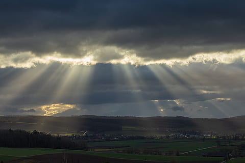 stråler, skyer, solstråle, landskab, lys, humør, sol, dramatisk, belysning, lichtspiel, mystisk, himmel, sky - himmel, skønhed i naturen, scenics - natur, miljø, rolig scene, ingen mennesker, natur, ro, sollys, idyllisk, udendørs, dag, storm, ikke-urbane scene, plante, streaming, ildevarslende, 4K, CC0, offentligt domæne, royaltyfrie