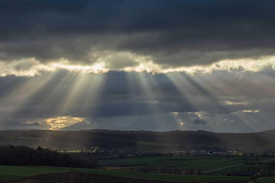 stråler, skyer, solstråle, landskab, lys, humør, sol, dramatisk, belysning, lichtspiel, mystisk, himmel, sky - himmel, skønhed i naturen, scenics - natur, miljø, rolig scene, ingen mennesker, natur, ro, sollys, idyllisk, udendørs, dag, storm, ikke-urbane scene, plante, streaming, ildevarslende, 4K