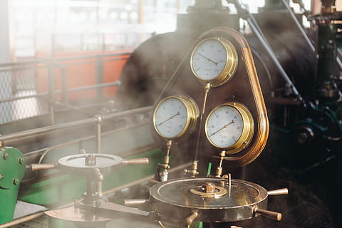 tre guldfärgade mätare, motor, industri, maskin, tryck, ånga, årgång, fokusera på förgrunden, inomhus, metall, mätinstrument, mätare, Utrustning, inget folk, fabrik, närbild, värme - temperatur, tid, Tryckmätare, noggrannhet, klocka, dag, siffra, mat och dryck, 5K, CC0, offentligt domän, royaltyfria