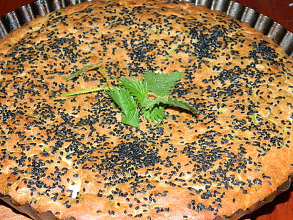 tot, Nessel, Kuchen, Brot, Lebensmittel, Blatt, Pflanzenteil, Essen und Trinken, High Angle View, keine Leute, Pflanze, drinnen, Natur, Tabelle, Kraut, Frische, Nahansicht, grüne Farbe, Wachstum, Blätter, Stillleben, Wohlbefinden, selektiver Fokus, Teeblätter, 4K, CC0, gemeinfrei, lizenzfrei
