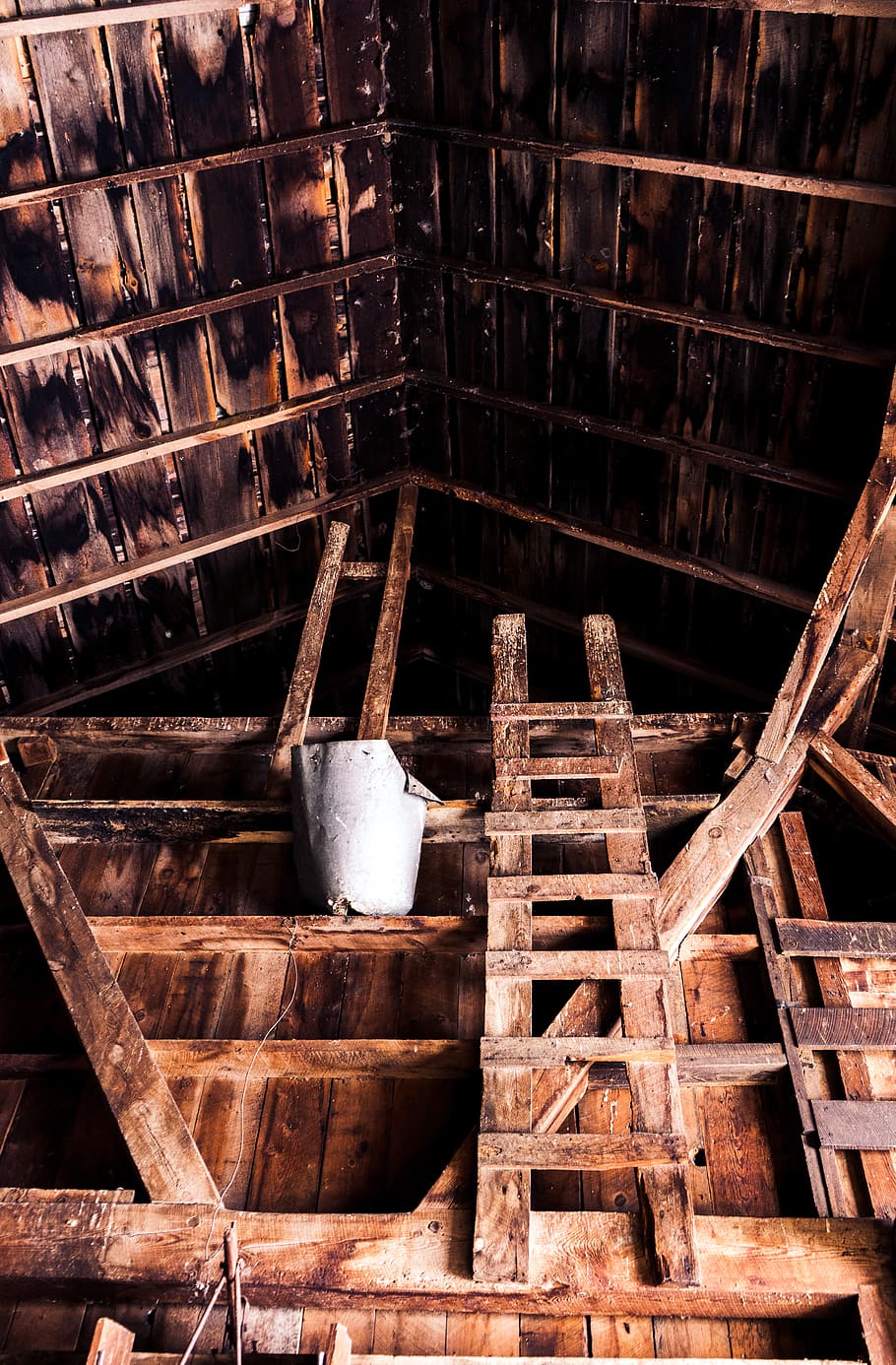 Scheune, rustikal, Bauernhof, Landwirtschaft, bauernhofleben, historisch, zerfallen, Gebäude, Leiter, Eimer, Holz - Material, Metall, drinnen, keine Leute, verlassen, die Architektur, Container, alt, rostig, obsolet, Stillleben, große gruppe von gegenständen, Industrie, gebaute Struktur, Holz, Wohnraum, Tag, Stapel, Küchenutensilien, 5K