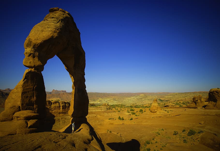 tancar, marró, formació de roca, àrid, estèril, núvols, la llum del dia, desert, sec, geologia, paisatge, muntanyes, naturalesa, persona, formacions rocoses, roques, sorra, gres, escènic, cel, rock, rock - object, sòlid, medi ambient, escena tranquil·la, cel clar, escenics - natura, tranquil·litat, bellesa a la natura, destinacions de viatge, blau, escena no urbana, cap gent, terra, dia, clima, clima àrid, a l'aire lliure, erosionat, semiàrid, 2K