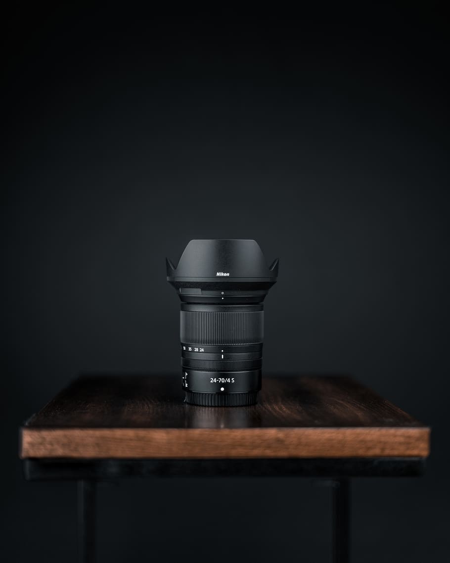 nero, telecamera, zoom, lente, di legno, tavolo, analogico, tavolo da biliardo, sfocatura, dslr, attrezzatura, moderno, ottica, fotografia, natura morta, studio, tecnologia, legna, in casa, nessuno, girato in studio, sfondo nero, legno - materiale, copia spazio, contenitore, avvicinamento, cibo e bevande, stanza domestica, buio, ritagliare, caffè, metallo, cibo, assenza, benessere, vasellame, 5K