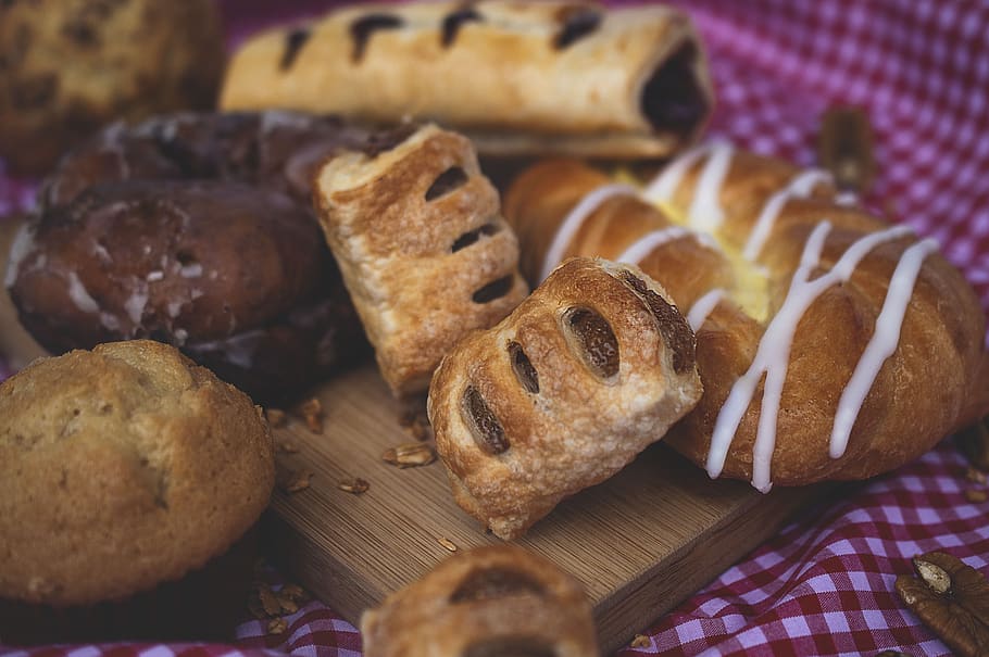 pa cuit, pa, menjar, dolços, pastisseria, postres, botiga, fleca, bun, humà, persona, croissant, xocolata, cracker, fudge, cacau, culinari, donut, pa de pa, pa francès, menjar i beguda, frescor, al forn, natura morta, primer pla, menjar dolç, a l'interior, llest per menjar, cap gent, enfocament selectiu, indulgència, dolç, menjar poc saludable, temptació, taula, cookie, berenar, esmorzar, 5K