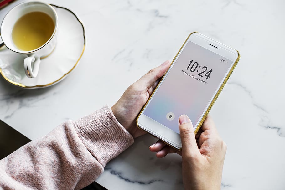 foto, persona, utilitzant, blanc, smartphone, temps de descans, tassa de ceràmica, mans, superfície de marbre, portàtil, te, pantalla tàctil, tecnologia sense fils, mà humana, comunicació, tecnologia, connexió, mà, telèfon intel·ligent, celebració, dispositiu d’informació portàtil, telèfon mòbil, part del cos humà, una persona, tassa, a l'interior, pantalla, telèfon, text, beure, adult, vaixella, 4K