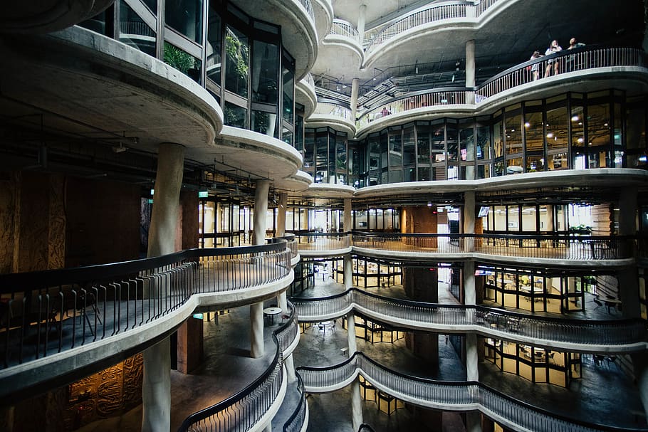 bulding interior, arquitectura, balcó, complex d’edificis, oficina, capa, nivell, passarel·la, modern, interior, mobles, taula de menjador, taula, edifici, edifici d'oficines, pub, habitatge, urbà, botiga, ciutat, estructura construïda, a l'interior, columna arquitectònica, llibre, publicació, biblioteca, prestatge per a llibres, barana, prestatge, dia, cap gent, reflexió, arc, equips d’il·luminació, il·luminat, destinacions de viatge, ornamentat, llum elèctrica, 5K