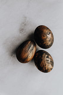 golden, easter eggs, gold, eggs, easter, painted, copper, black eggs, indoors, still life, close-up, white background, no people, studio shot, directly above, group of objects, food, food and drink, brown, wellbeing, table, high angle view, freshness, single object, two objects, healthy eating, solid, design, semi-precious gem, 5K