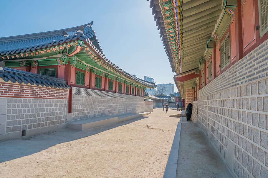 edifici, arquitectura, monestir, habitatge, persona, humà, Corea, temple, adoració, santuari, Seül, llosa, sostre, edifici tradicional, edifici coreà, asiàtic, coreà, pagoda, passadís, casa, estructura construïda, exterior de l'edifici, dia, el camí a seguir, naturalesa, destinacions de viatge, direcció, cel, sendera, ciutat, persones incidentals, viatjar, barana, a l'aire lliure, persones reals, religió, creença, lloc de culte, 4K