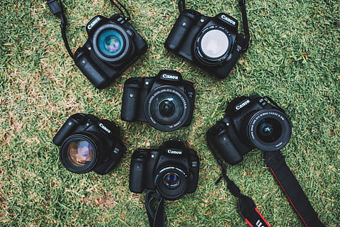 dslr камери, технология, камера, фотография, тек, теми за фотография, камера - фотографска техника, черен цвят, дигитална камера, фотографско оборудване, оптичен инструмент, трева, фотографиране, триножник, растение, без хора, висок ъгъл, ден, оборудване, дейност, поле, SLR камера, директно горе, 4K, CC0, обществено достояние, роялти безплатно
