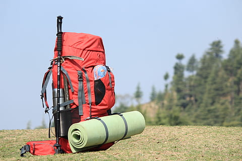 selectiu, foto del focus, vermell, senderisme, motxilla, verd, herba, primer pla, la llum del dia, durant el dia, equipament, camp, paisatge, naturalesa, a l'aire lliure, arbres, boscos, aventura, terra, cel, transport, dia, casc, esport, barreteria, arbre, planta, viatjar, manera de transport, cel clar, casc esportiu, seguretat, activitat d'oci, gent, llum solar, assolellat, 2K, CC0, domini públic, lliure de regalies