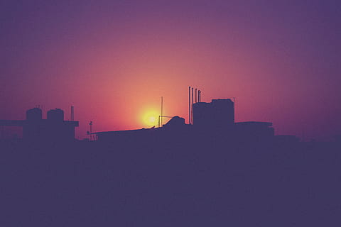 edificio, nubes, cielo, puesta de sol, oscuro, silueta, sombra, estructura construida, exterior del edificio, ciudad, arquitectura, paisaje, rascacielos, horizonte urbano, nadie, edificio de oficinas exterior, paisaje urbano, naturaleza, vida en la ciudad, Dom, al aire libre, Distrito residencial, copia espacio, púrpura, cielo romantico, contaminación, niebla tóxica, apartamento, 5K, CC0, dominio público, libre de derechos