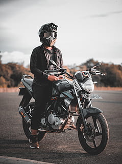 mand, ridning, grå, rygrad motorcykel, biker, sløret baggrund, cyklist, dagslys, hjelm, maskine, motorcykel, motorcyklist, person, rytter, vej, transportsystem, træer, have på, hjul, transportmidler, transportform, livsstil, en person, fuld længde, rigtige mennesker, fritidsaktivitet, land køretøj, herrer, natur, fokus på forgrunden, voksen, dag, afslappet tøj, jakke, ung voksen, udendørs, styrthjelm, læder, 4K, CC0, offentligt domæne, royaltyfrie