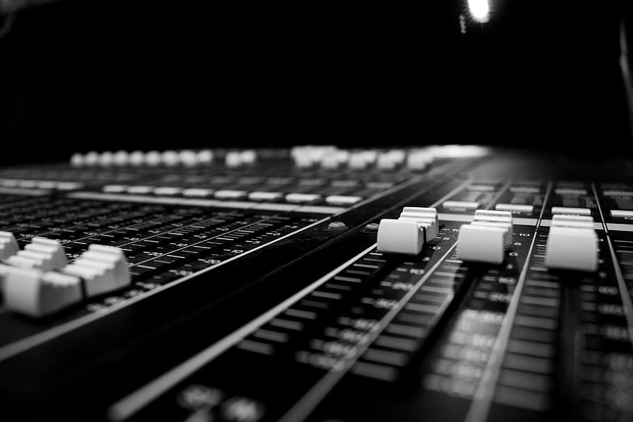 àudio, primer pla, consola, control, escriptori, digital, dj, enginyer, equipament, fader, Festival, mitjans de comunicació, mesclador, consola de mescles, música, operador, panell, post-producció, àudio pro, productor, professional, so, estèreo, estudi, sistema, mesclador de so, equip de gravació de so, tecnologia, equip d’àudio, cultura i entreteniment artístic, estudi de gravació, barreja, enfocament selectiu, a l'interior, panell de control, cap gent, comunicació, perilla, instrument musical, amplificador, equipament elèctric, estació de ràdio, vida nocturna, electrònica d’àudio, 5K