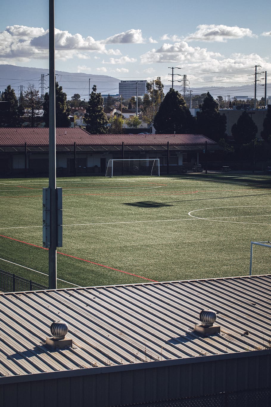 campo da calcio, campo, costruzione, sport, sport di squadra, squadra, gli sport, arena, stadio, calcio, pista da corsa, baseball, softball, campo da baseball, campo da tennis, ringhiera, architettura, cupola, pavimentazione, campo da basket, erba, pianta, struttura costruita, nuvola - cielo, esterno dell'edificio, cielo, giorno, colore verde, natura, nessuno, all'aperto, terra, albero, campo da gioco, 5K