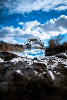grå, sten-, bold, blå, blå himmel, Sky, skyer, overskyet, dagslys, grus, linse, lensball, klipper, naturskøn, himmel, natur, sfære, gennemsigtig, sky - himmel, krystalkugle, selektiv fokusering, glas - materiale, dag, ingen mennesker, vand, udendørs, afspejling, tæt på, enkelt objekt, skønhed i naturen, jord, glas, overflade niveau, 5K, CC0, offentligt domæne, royaltyfrie