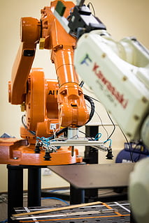 robot, bras, La technologie, bras de robot, robotique, Kawasaki, science, Orange, technologie, électronique, automatique, automatisation, machinerie, industrie, équipement, équipement de fabrication, personne, partie machine, usine, à l'intérieur, fermer, couleur orange, Industrie électronique, culture artistique et divertissement, se concentrer sur le premier plan, équipement industriel, mise au point sélective, objet fabriqué par l'homme, affaires, ligne de production, 5K, CC0, domaine public, libre de droits