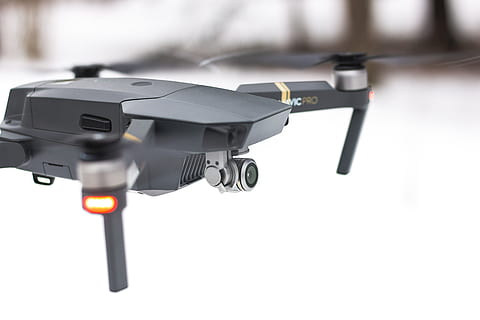 zwarte drone, technologie, geen mensen, detailopname, focus op de voorgrond, binnenshuis, fotografie thema's, uitrusting, camera - fotografische apparatuur, stilleven, zwarte kleur, fotografische apparatuur, kunst cultuur en entertainment, controle, geluidsapparatuur, kopie ruimte, veiligheid, muziek-, witte kleur, studio opname, witte achtergrond, digitale camera, elektrische apparatuur, 5K, CC0, publiek domein, royaltyvrij