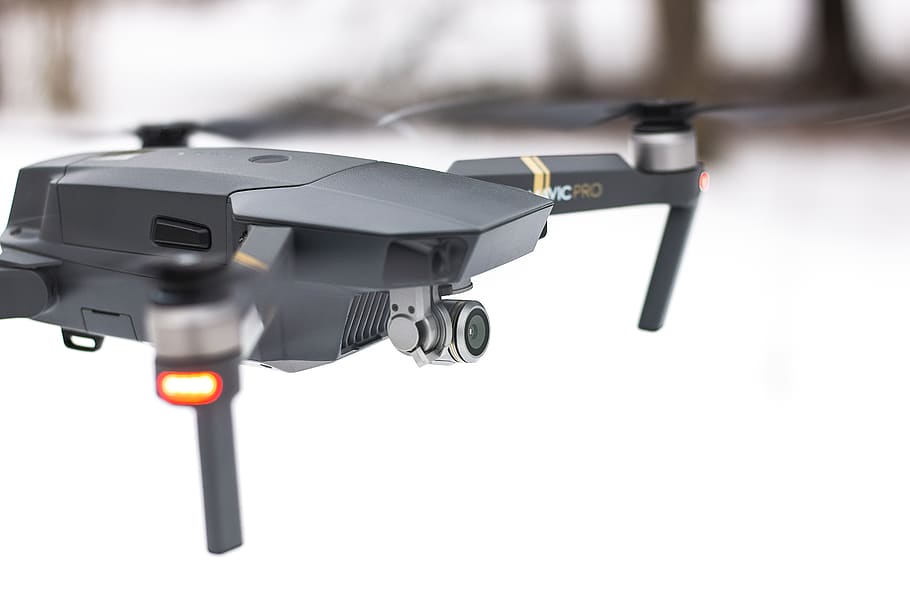 černý drone, technologie, nikdo, detail, zaměřit se na popředí, uvnitř, fotografická témata, zařízení, fotoaparát - fotografické vybavení, stálý život, Černá barva, fotografické vybavení, umělecká kultura a zábava, řízení, audio zařízení, kopie prostor, bezpečnostní, hudba, bílá barva, studio shot, bílé pozadí, digitální fotoaparát, elektrické zařízení, 5K