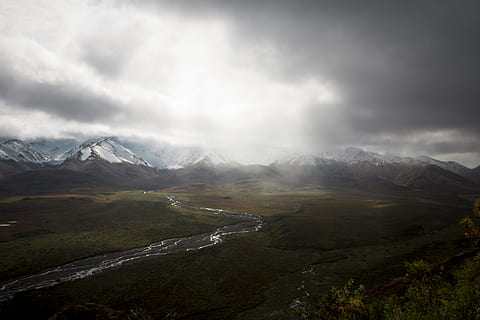 catena montuosa, bianca, nuvole, giorno, nube, montagna, la neve, fiume, sole, innevate, lunatico, natura selvaggia, natura, luce del sole, tempo metereologico, buio, valle, alaska, denali, parco nazionale denali, paesaggio, Paesaggi, picco di montagna, all'aperto, nuvola - cielo, bellezza nella natura, cielo, viaggio, estate, Cloudscape, escursioni a piedi, autunno, ghiacciaio, erba, collina, nebbia, roccia - oggetto, blu, nessuno, Europa, turismo, ghiaccio, in alto, lago, 5K, CC0, dominio pubblico, privo di copyright