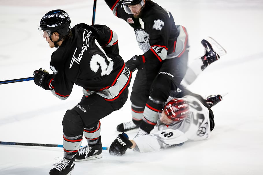 tres, jugadors d'hoquei sobre gel, jugant, acció, activitat, esportistes, atac, competició, competitiu, joc, casc, hoquei, gel, hoquei sobre gel, homes, gent, jugadors, professional, patins, patinatge, esport, esports, temperatura de fred, hivern, neu, esport d'hivern, barreteria, casc esportiu, roba, equipament esportiu, longitud completa, activitat d'oci, roba esportiva, patinatge sobre gel, dues persones, moviment, habilitat, roba esportiva de protecció, casc protector, 5K