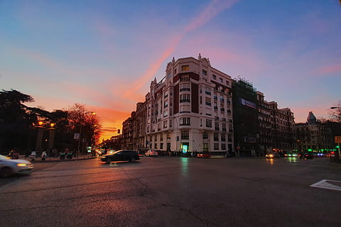 silnice, průsečík, v centru města, budova, městský, město, auto, vozidlo, automobil, přeprava, architektura, ulice, Španělsko, torre de valencia, metropole, asfaltovat, asfalt, západ slunce, člověk, motorové vozidlo, exteriér budovy, nebe, stavba, způsob dopravy, pozemního vozidla, Příroda, mrak - nebe, nikdo, soumrak, svítí, 4K, CC0, veřejná doména, bez autorských práv