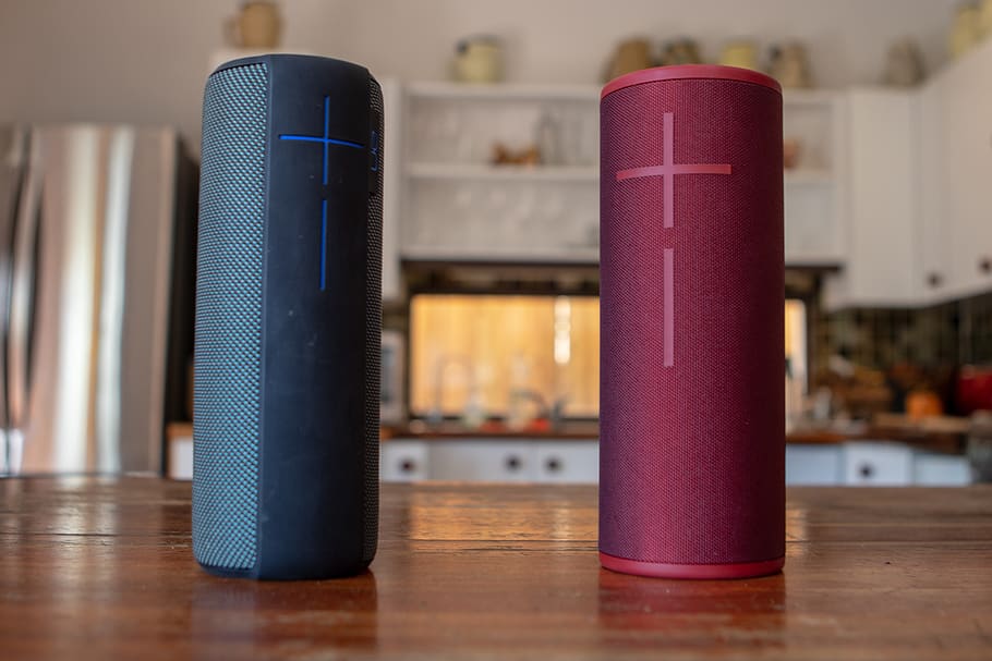 altaveus, bluetooth, tecnologia, altaveu, música, so, electrònica, sense fils, àudio, negre, portàtil, blau, vermell, a l'interior, centrar-se en primer pla, primer pla, cap gent, taula, habitació domèstica, interior de casa, color rosa, menjar i beguda, sòls, dia, porpra, absència, publicació, exercici, la vida domèstica, dos objectes, nivell superficial, 5K