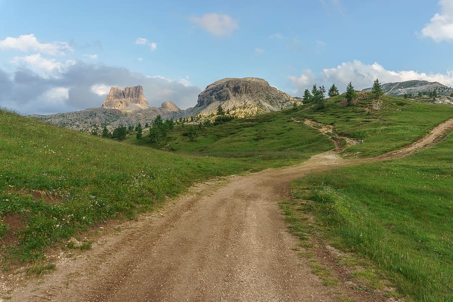 Příroda, krajina, stromy, mraky, nebe, skály, zelená, modrý, hora, scenics - příroda, silnice, mrak - nebe, rostlina, klidné scény, krása v přírodě, směr, cesta vpřed, mimoměstské scény, klid, tráva, životní prostředí, přistát, přeprava, den, zelená barva, polní cesta, nikdo, venku, perspektiva, stezka, 5K