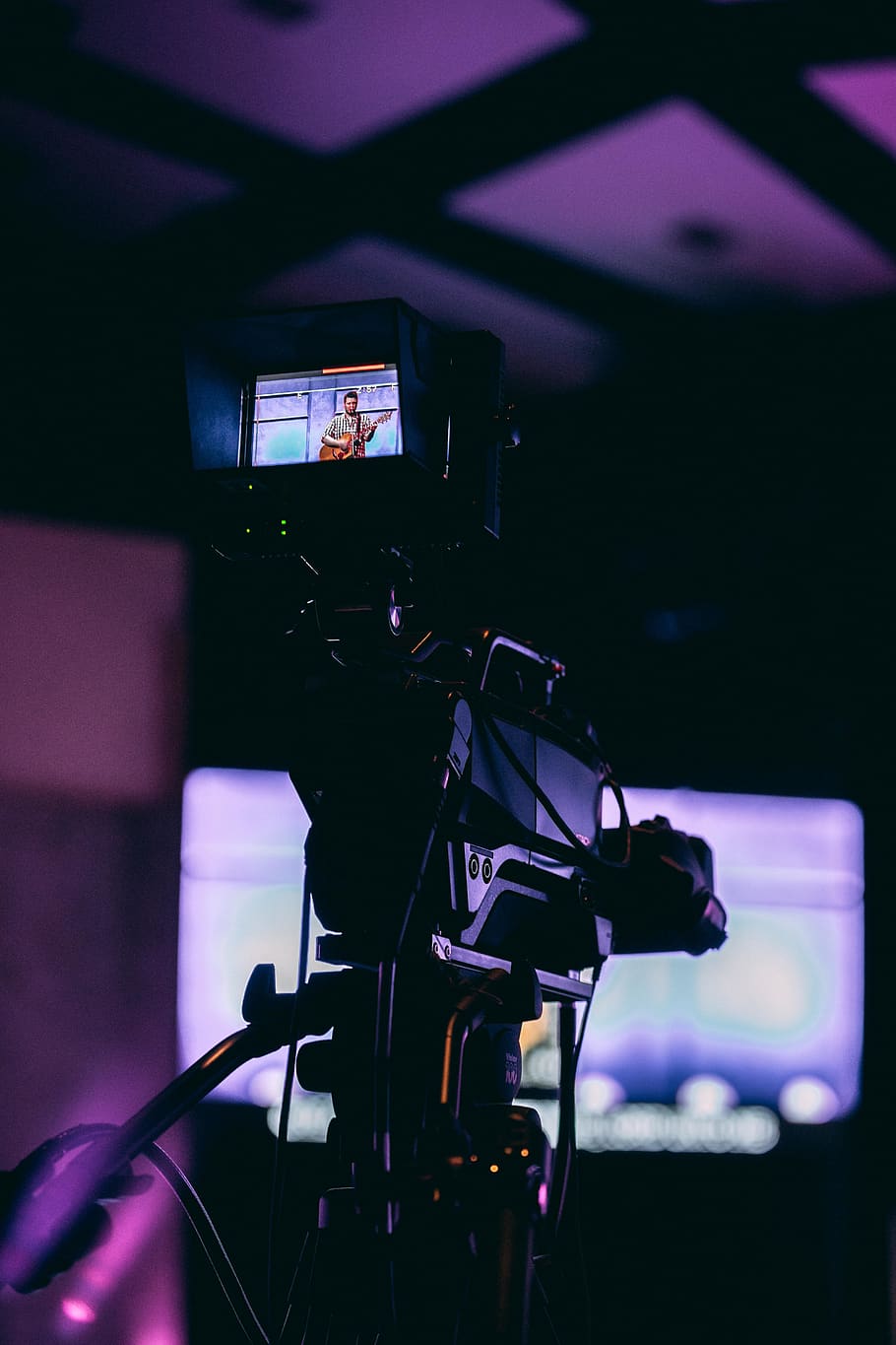 càmera, humà, persona, il·luminació, pantalla, monitor, electrònica, llum, concert, multitud, trípode, foscor, fons de pantalla, tecnologia, dramàtica, ccc, càmera de difusió, Església, càmera de vídeo, temes de fotografia, centrar-se en primer pla, cultura i entreteniment artístic, primer pla, a l'interior, comunicació, cap gent, estudi, càmera - equip fotogràfic, connexió, els mitjans de comunicació, càmera digital, equip fotogràfic, il·luminat, estudi de gravació, enfocament selectiu, càmera de vídeo domèstica, rodatge, vídeo, 5K