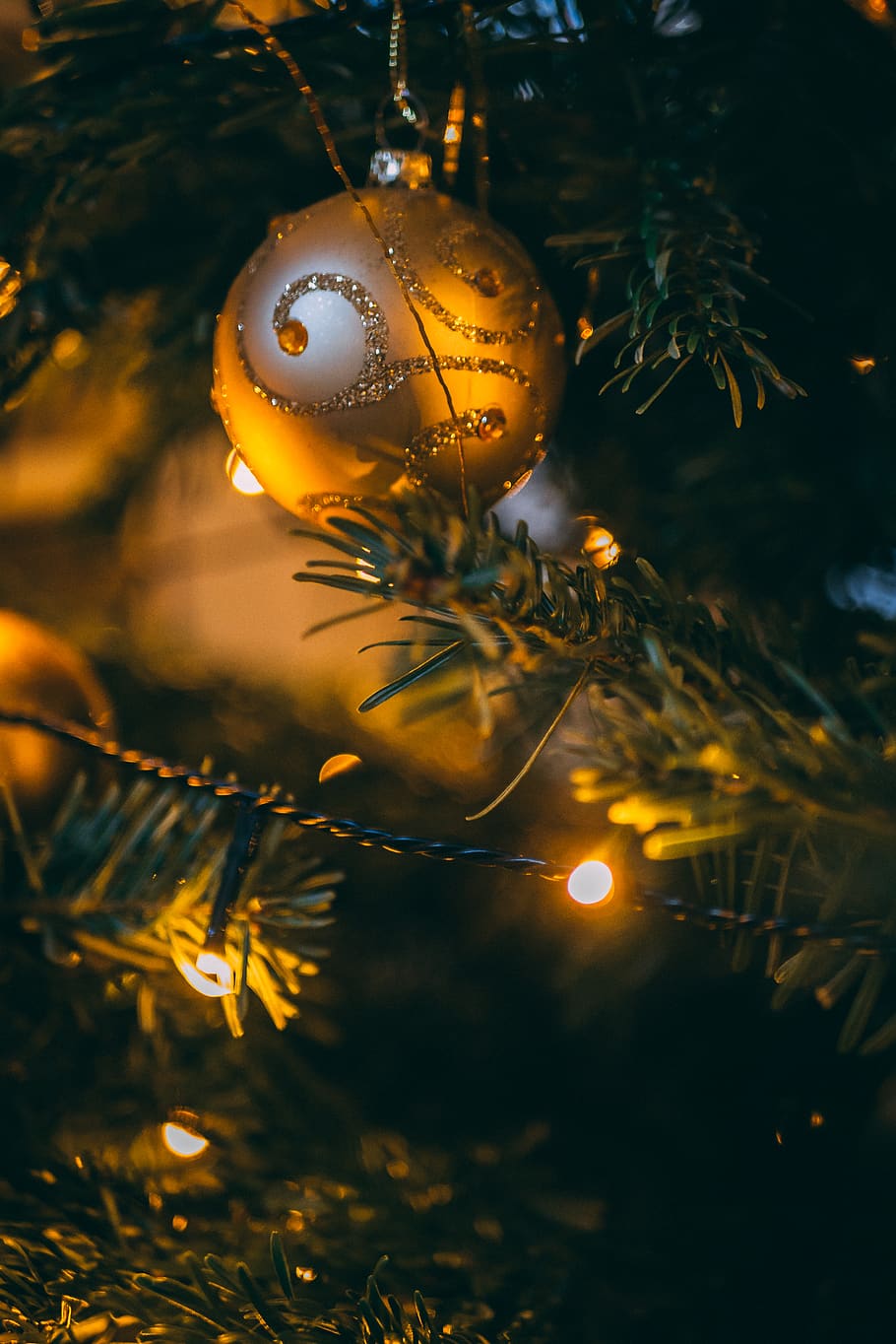 menyalakan string light, pohon Natal, hari Natal, perayaan, pohon, dekorasi Natal, liburan, dekorasi, diterangi, hiasan Natal, lampu Natal, merapatkan, liburan - acara, tidak ada orang, fokus pada latar depan, menanam, acara perayaan, malam, bola, gantung, 4K