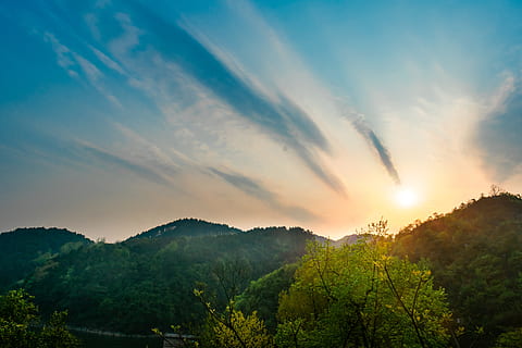 arbre, feuille verte, nuage, le coucher du soleil, Montagne, Guiyang, réservoir aha, ciel, beauté dans la nature, paysages - nature, nuage - ciel, tranquillité, scène tranquille, plante, Soleil, environnement, personne, la nature, idyllique, lumière du soleil, paysage, couleur orange, scène non urbaine, croissance, en plein air, 5K, CC0, domaine public, libre de droits