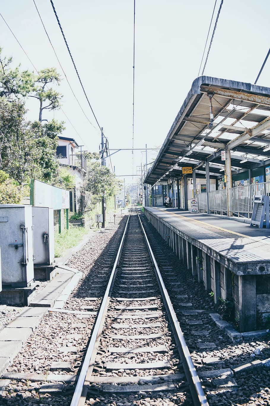 estació de tren, pista de tren, transport, rail, ferrocarril, terminal, vehicle, tren, roba, pantalons, construcció, metro, texans, denim, monorail, vianants, pati, locomotora, treballador, transport per ferrocarril, vies del ferrocarril, pista, arquitectura, estructura construïda, perspectiva decreixent, cel, exterior de l'edifici, dia, naturalesa, manera de transport, el camí a seguir, cel clar, direcció, cap gent, cable, edifici, transport públic, a l'aire lliure, electricitat, llarg, 2K