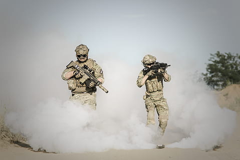 Hommes, en portant, fusil, en marchant, grenade fumigène, action, armé, armée, attaque, bataille, danger, désert, des fusils, militaire, personnes, le sable, soldats, équipe, uniforme, guerre, armes, forces armées, arme, gouvernement, fumée - structure physique, pistolet, Vêtements, soldat de l'armée, Vrais gens, toute la longueur, uniforme militaire, permanent, journée, Sécurité, la nature, agression, explosif, forces spéciales, responsabilité, 5K, CC0, domaine public, libre de droits