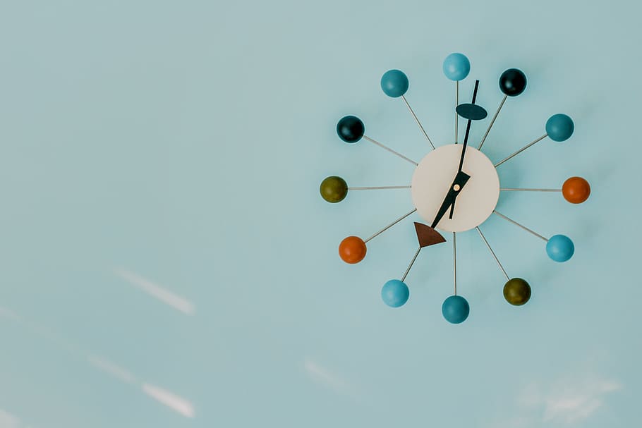 orologio bianco, arte, sfondo blu, orologio, quadrante, avvicinamento, colori, design, ore, il giro, tecnologia, parete, orologio da parete, multicolore, nessuno, blu, grande gruppo di oggetti, girato in studio, Inquadratura dal basso, cielo, in casa, variazione, sfondo colorato, scelta, mezz'aria, sospeso, tempo, stringa, assistenza sanitaria e medicina, creatività, copia spazio, 5K