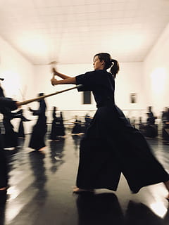 kendo, rozmazaný pohyb, pohyb, skutečných lidí, plná délka, ženy, životního stylu, jedna osoba, architektura, dospělý, boční pohled, tanec, uvnitř, volnočasové aktivity, náhodné osoby, město, přeprava, móda, mladého dospělého, Mladá žena, podlaha, 4K, CC0, veřejná doména, bez autorských práv