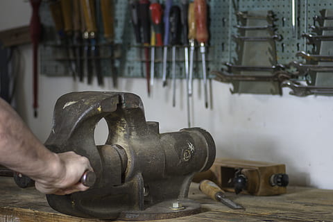 viciu, atelier, la locul de muncă, daltă, forta, raboteză, oţel, şurubelniţă, muncă, instrument, cheie de piulițe, manivele, Banc de lucru, mână, vechi, închide, umană, mașini, în interior, lucru, metal, partea corpului uman, ocupaţie, industrie, o persoana, calificare, oameni adevărați, Afaceri, bărbați, mașină, echipament, tehnologie, instrument de lucru, echipamente de producție, echipament industrial, fier - metal, supapa de mașină, 5K, CC0, domeniu public, fără drepturi de autor