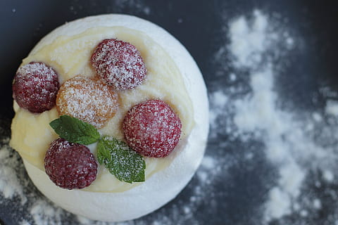 Dessert, Obst, Kuchen, Himbeere, Erdbeere, Beere, Sahne, rot, Weiß, Torte, Beeren, Gebäck, Himbeeren, Gourmet, Früchte, Blaubeere, Baiser, Pavlova, Hintergrund, hausgemacht, Dekoration, Zucker, Törtchen, Eleganz, Lebensmittel, Essen und Trinken, Frische, Süss, Süßes Essen, Genuss, Beerenfrucht, ungesunde Ernährung, Stillleben, Nahansicht, fertig für den Verzehr, Versuchung, keine Leute, High Angle View, drinnen, direkt darüber, Fokus auf den Vordergrund, Puderzucker, Kuchen - Dessert, 4K, CC0, gemeinfrei, lizenzfrei