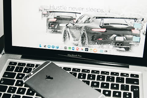 macbook, Iphone, Programas, computador, tecnologia, Porsche, carros, programação, desenvolvedor, computador portátil, comunicação, tecnologia sem fio, conexão, fechar-se, teclado, dentro de casa, equipamentos de informática, ninguém, equipamento, teclado de computador, roteiro ocidental, texto, dispositivo de informação portátil, número, o negócio, prateado colorido, Internet, botão de apertar, 2K, CC0, domínio público, royalty free