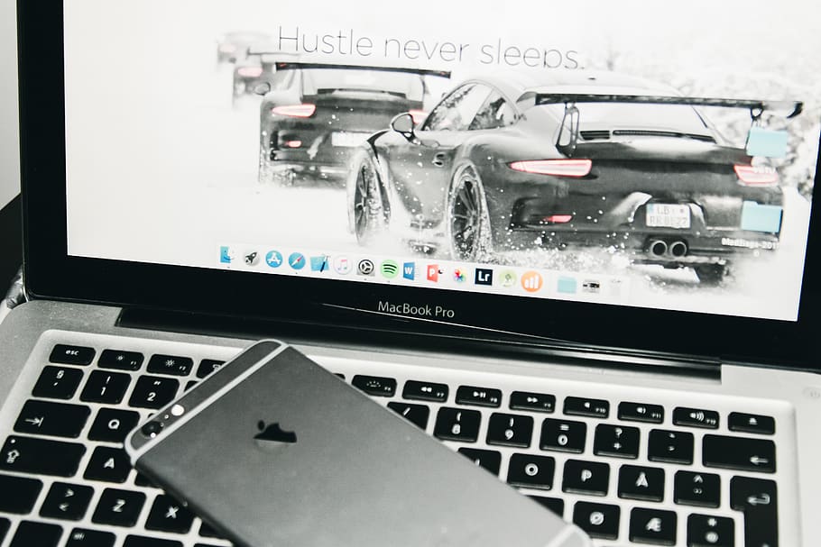 macbook, iphone, software, počítač, technologie, porsche, vozy, programování, vývojář, laptop, sdělení, bezdrátové technologie, spojení, detail, klávesnice, uvnitř, počítačové vybavení, nikdo, zařízení, počítačová klávesnice, západní skript, text, přenosné informační zařízení, číslo, podnikání, stříbrné barvy, Internet, stiskněte tlačítko, 2K