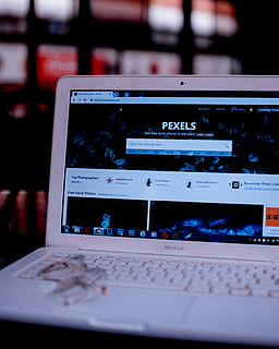 tændt macbook, visning, pexels søgemaskine, handel, computer tastatur, forbindelse, data, apparat, elektronik, udstyr, internet, tastatur, bærbar, overvåge, pexels, skærm, teknologi, internet side, meddelelse, selektiv fokusering, indendørs, trådløs teknologi, ingen mennesker, tæt på, computer, bord, musik, bærbar informationsenhed, kunstkultur og underholdning, stilleben, tekst, lydudstyr, skrivebord, kontrollere, 2K, CC0, offentligt domæne, royaltyfrie