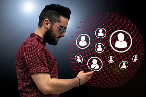 venner, struktur, internett, nettverk, ta kontakt med, sosial, sosialt nettverk, logo, facebook, Google, sosiale medier, ikon, nettsted, presentasjon, multimedia, kommunikasjon, media, www, forbindelse, mobiltelefon, app, blå, virksomhet, datamaskin, kjøpesenter, e-post, bilde, gul, grønn, handel, grensesnitt, knapp, konsept, kjøre, møte, mobil, musikk, reise, rosa, rød, svart, symbol, én person, studio skudd, ansiktshår, innendørs, voksen, ung voksen, fra livet opp, menn, skjegg, holding, sidevisning, unge menn, midt voksen, svart bakgrunn, briller, uformelt antrekk, 5K, CC0, offentlig domene, opphavsrett gratis