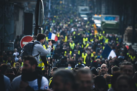 Mann, ved hjelp av, kamera, publikum, handling, slag, utydelig, by, festival, flagg, fokus, tåke, samling, giletter jaune, gilets jaunes, manifestasjon, bevegelse, paris, mennesker, fotograf, protest, rally, revolusjon, vei, skilting, røyk, gå, gul vester bevegelse, gruppe med folk, ekte folk, stor gruppe mennesker, menn, arkitektur, kvinner, gate, voksen, bygge eksteriør, selektiv fokusering, stående, byliv, utendørs, samvær, kunstkultur og underholdning, bygget struktur, livsstil, protester, 5K, CC0, offentlig domene, opphavsrett gratis